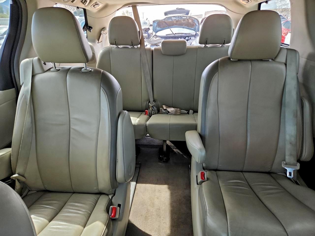 2014 TOYOTA SIENNA XLE photo 10