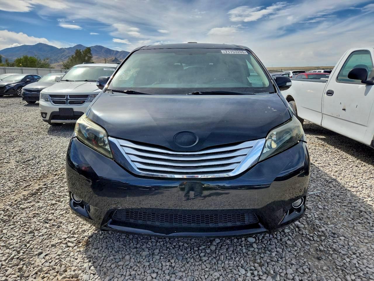 2014 TOYOTA SIENNA XLE photo 5