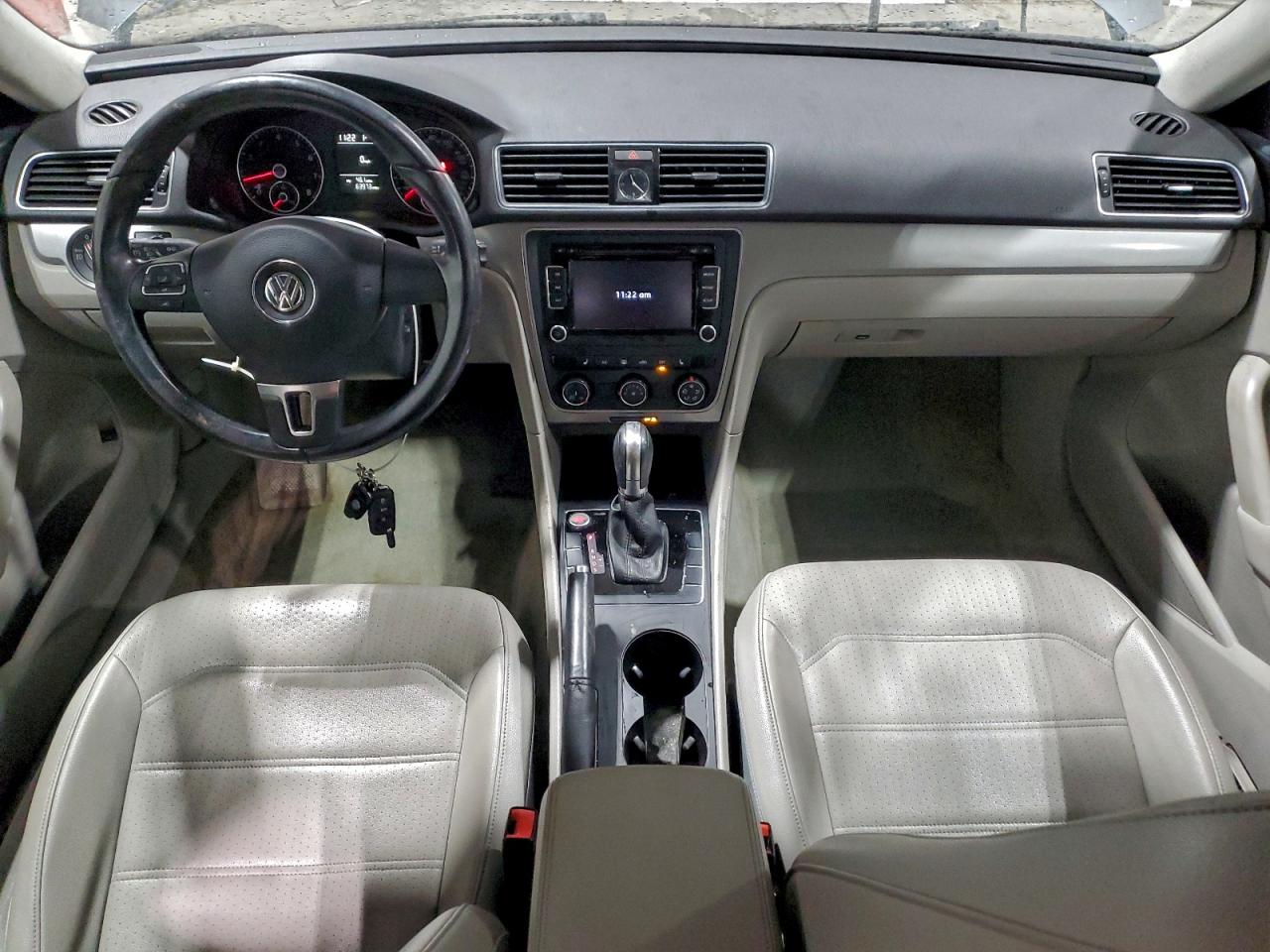 2015 VOLKSWAGEN PASSAT S photo 8