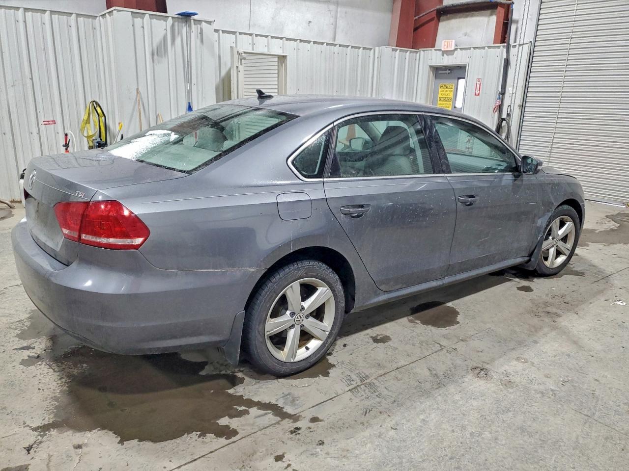 2015 VOLKSWAGEN PASSAT S photo 3