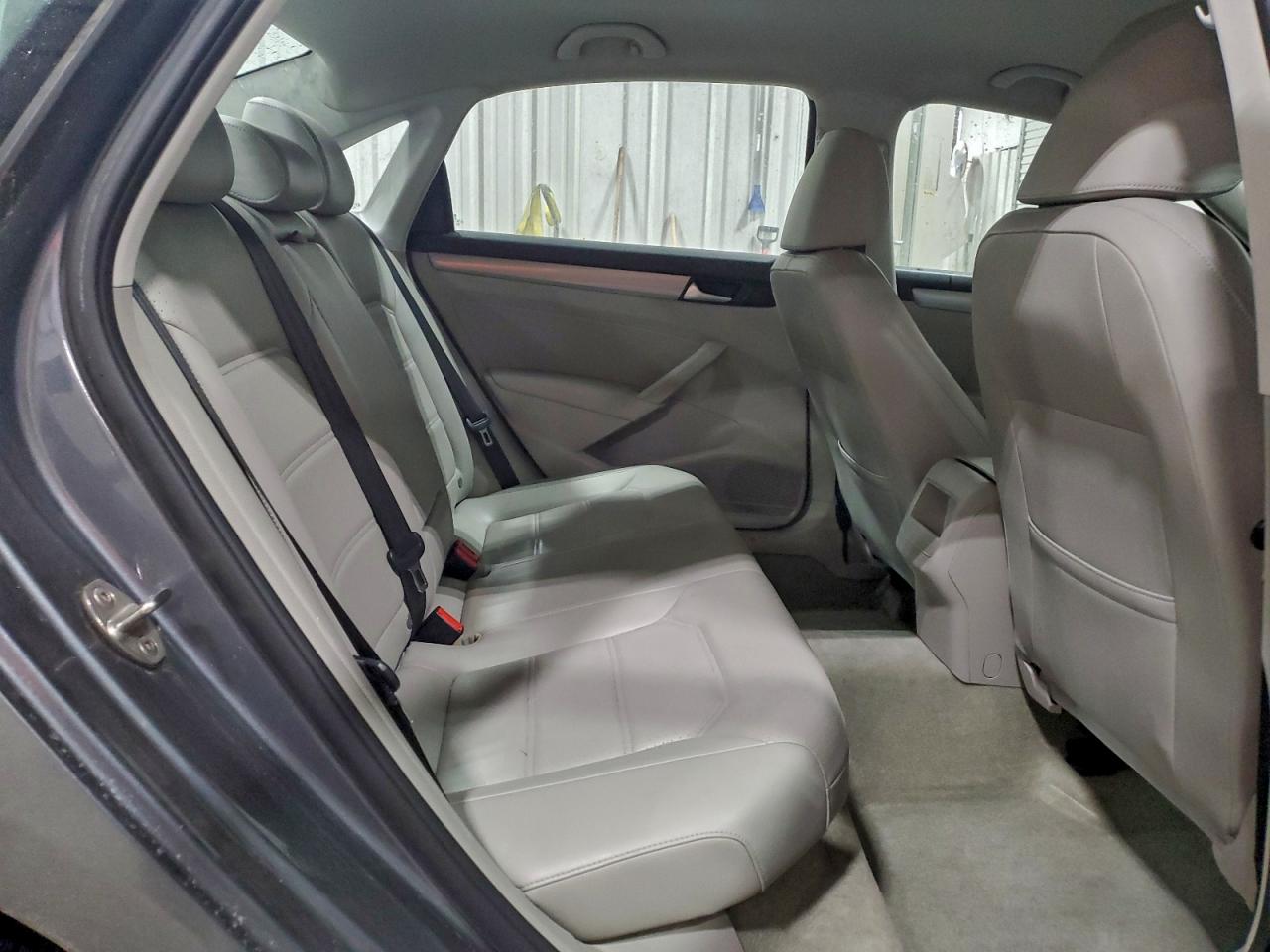 2015 VOLKSWAGEN PASSAT S photo 10
