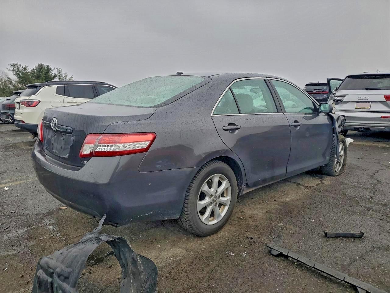 2011 TOYOTA CAMRY BASE photo 3