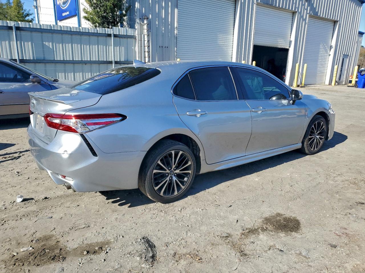 2020 TOYOTA CAMRY SE photo 3