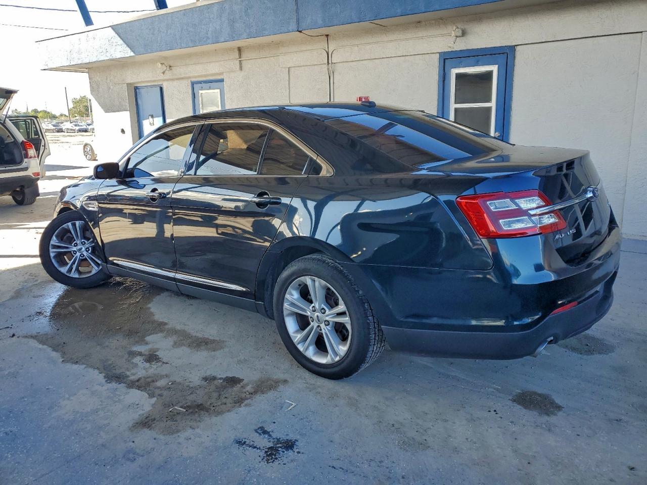2015 FORD TAURUS SEL photo 2