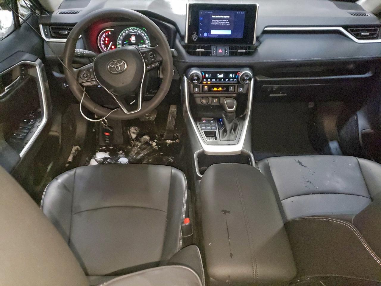 2025 TOYOTA RAV4 XLE photo 8