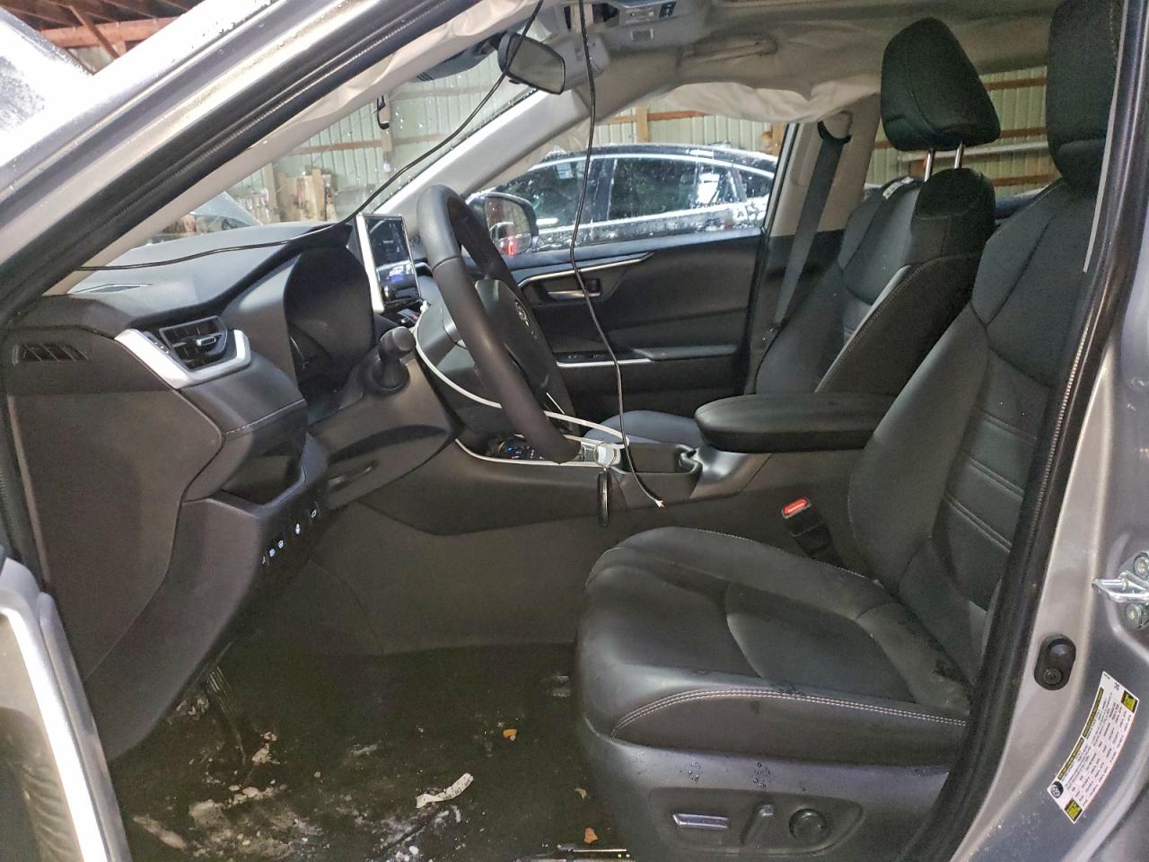 2025 TOYOTA RAV4 XLE photo 7