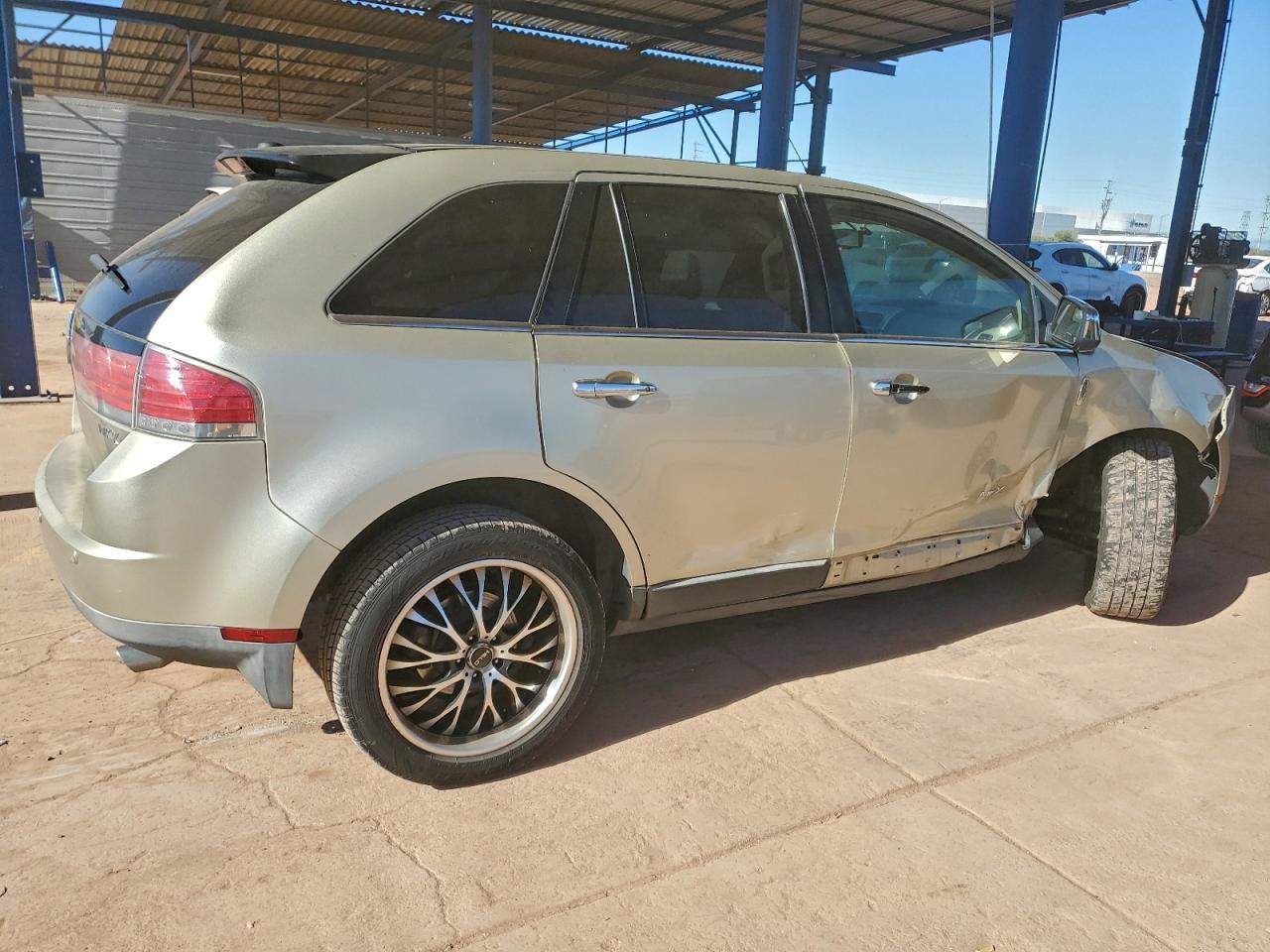 2010 LINCOLN MKX photo 3
