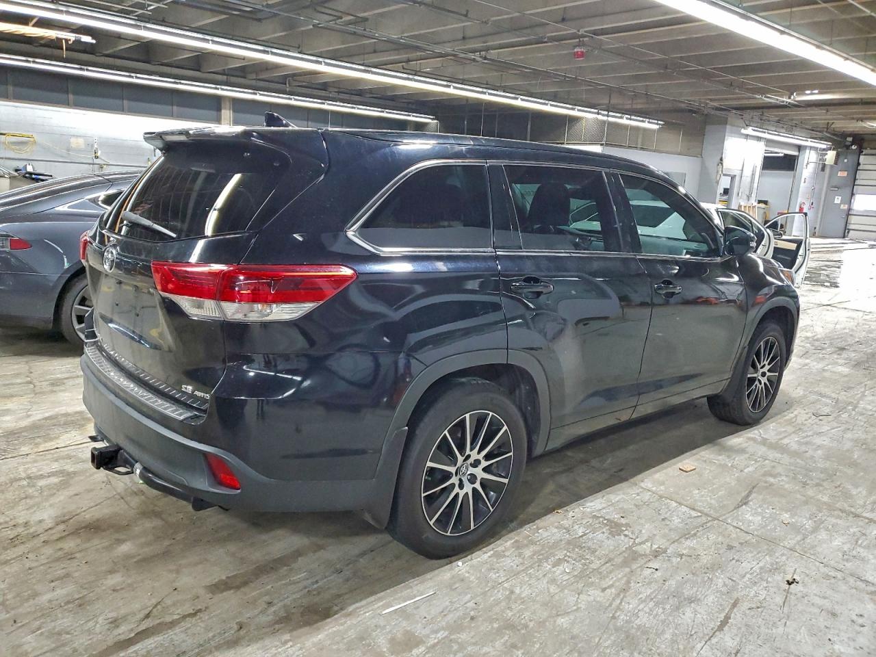 2017 TOYOTA HIGHLANDER SE photo 3
