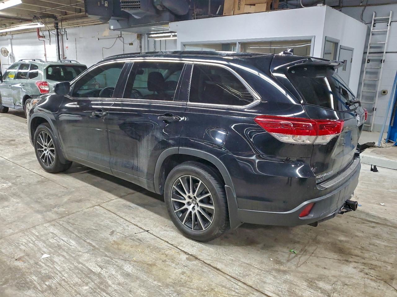 2017 TOYOTA HIGHLANDER SE photo 2