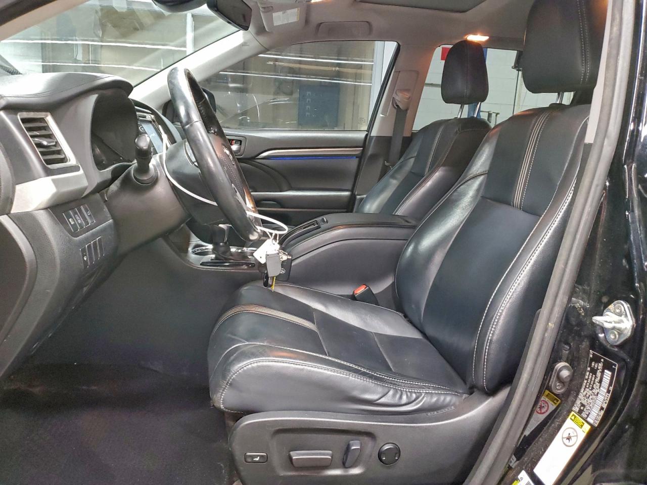 2017 TOYOTA HIGHLANDER SE photo 7