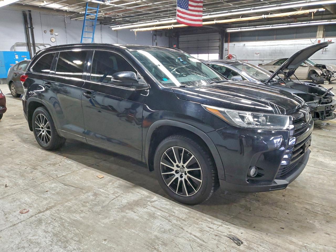 2017 TOYOTA HIGHLANDER SE photo 4
