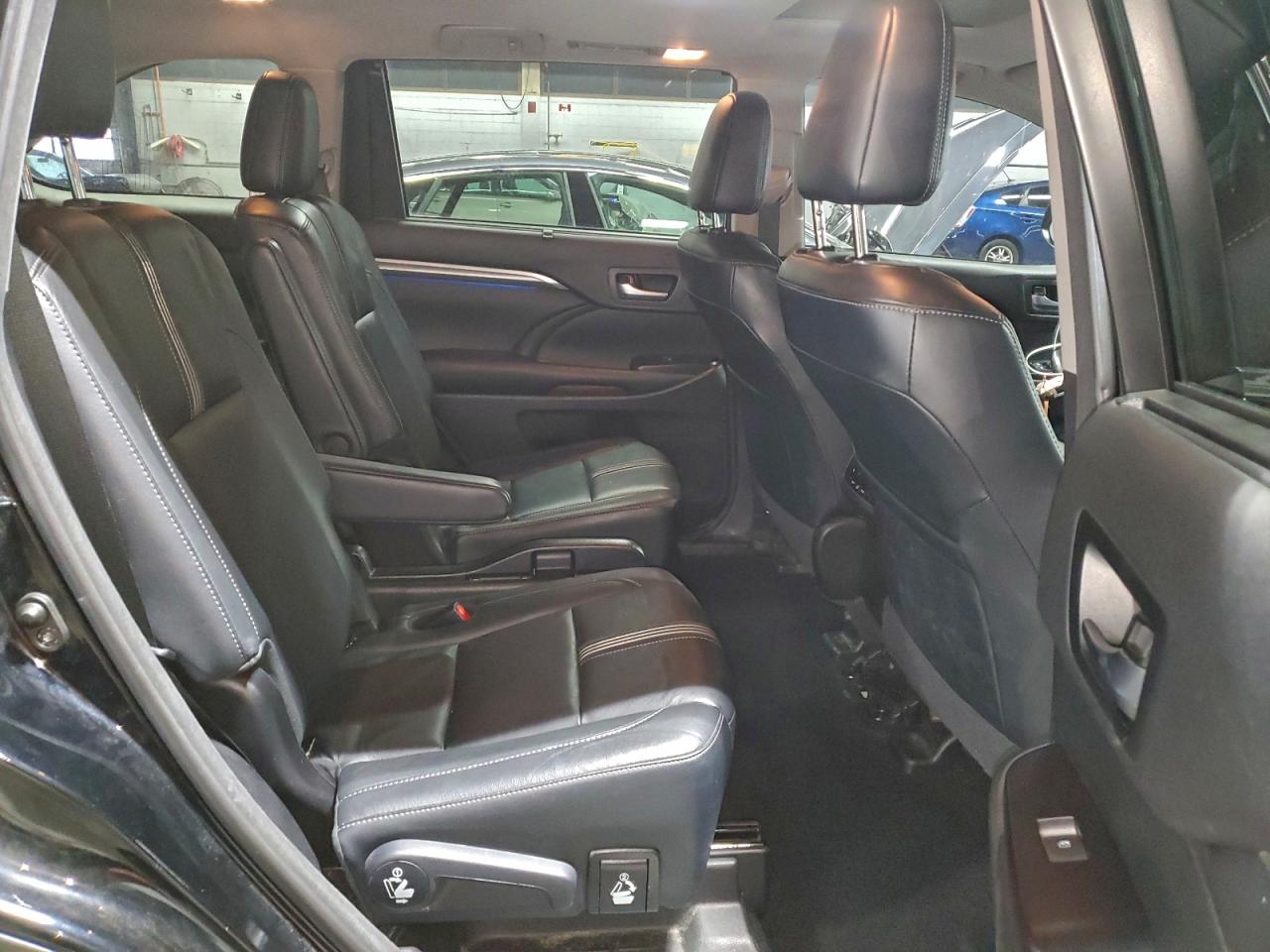 2017 TOYOTA HIGHLANDER SE photo 11