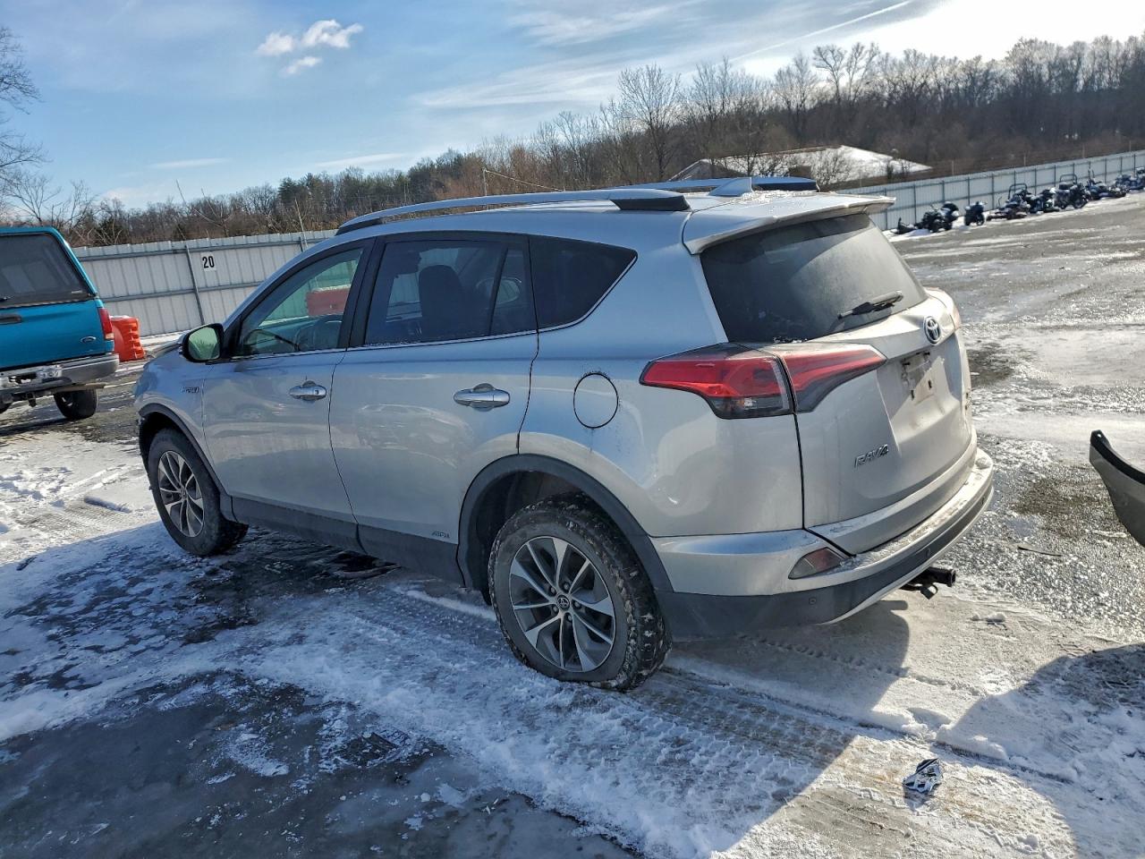 2016 TOYOTA RAV4 HV XLE photo 2