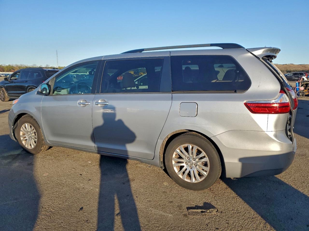 2016 TOYOTA SIENNA XLE photo 2