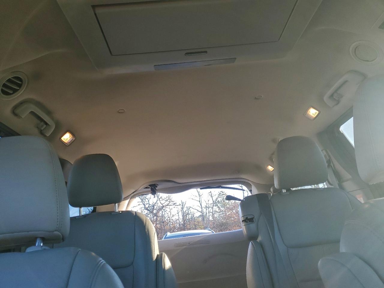 2016 TOYOTA SIENNA XLE photo 10