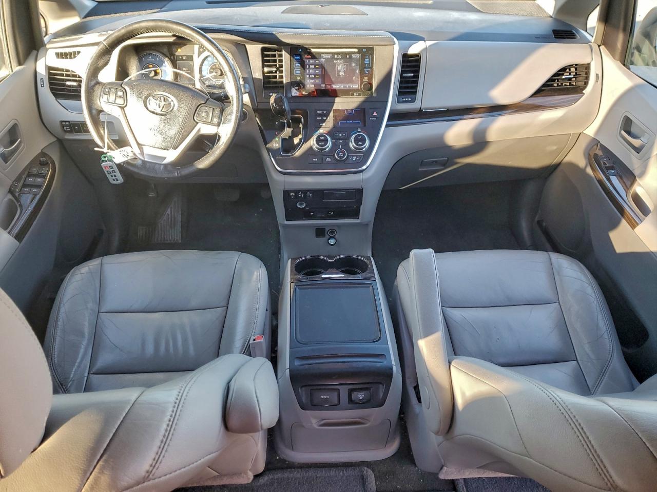 2016 TOYOTA SIENNA XLE photo 8