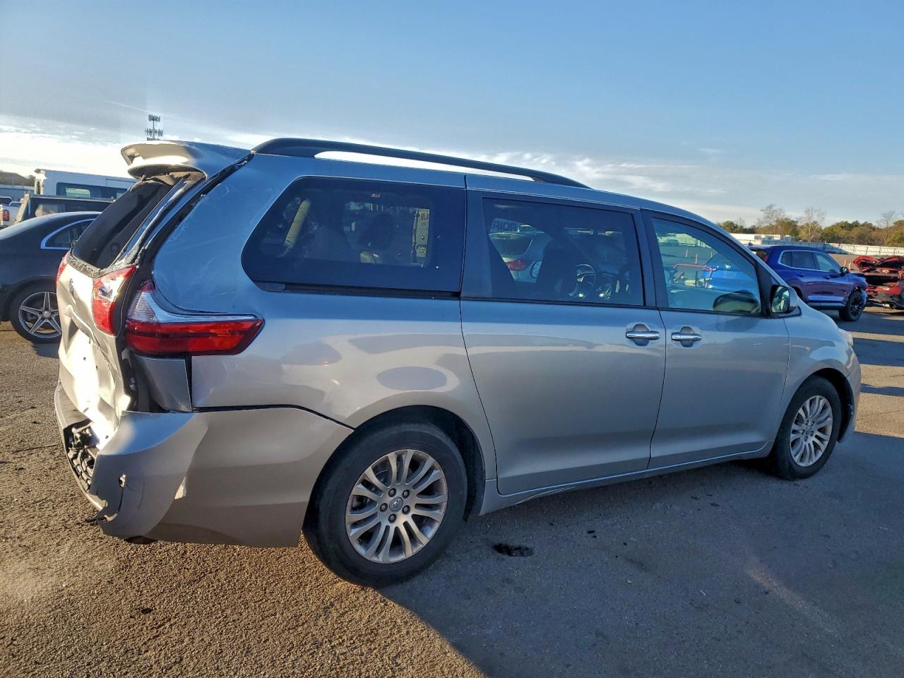 2016 TOYOTA SIENNA XLE photo 3
