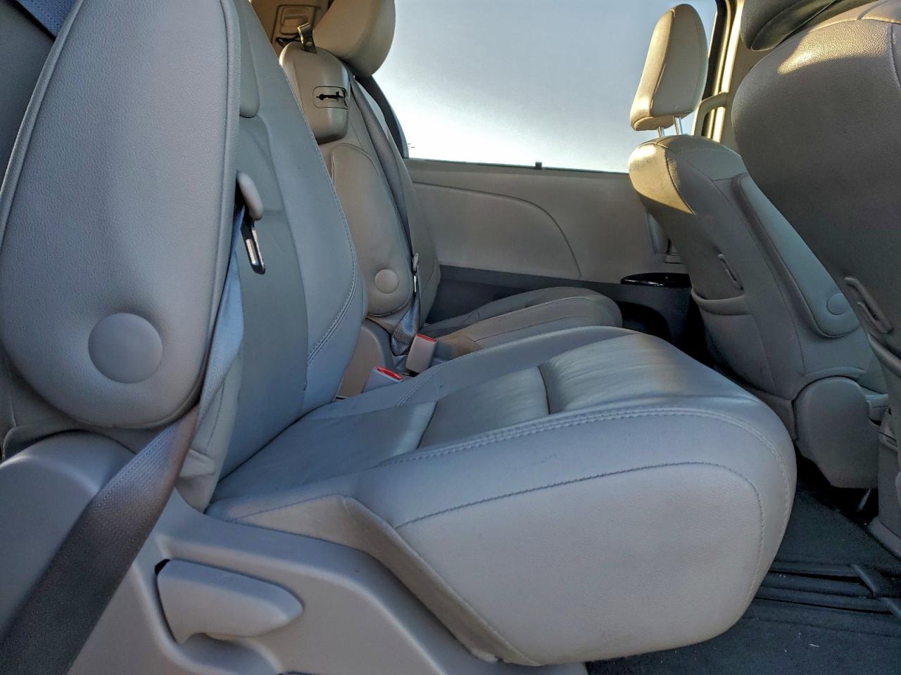 2016 TOYOTA SIENNA XLE photo 11