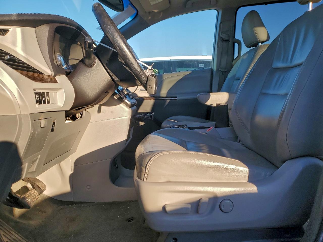 2016 TOYOTA SIENNA XLE photo 7