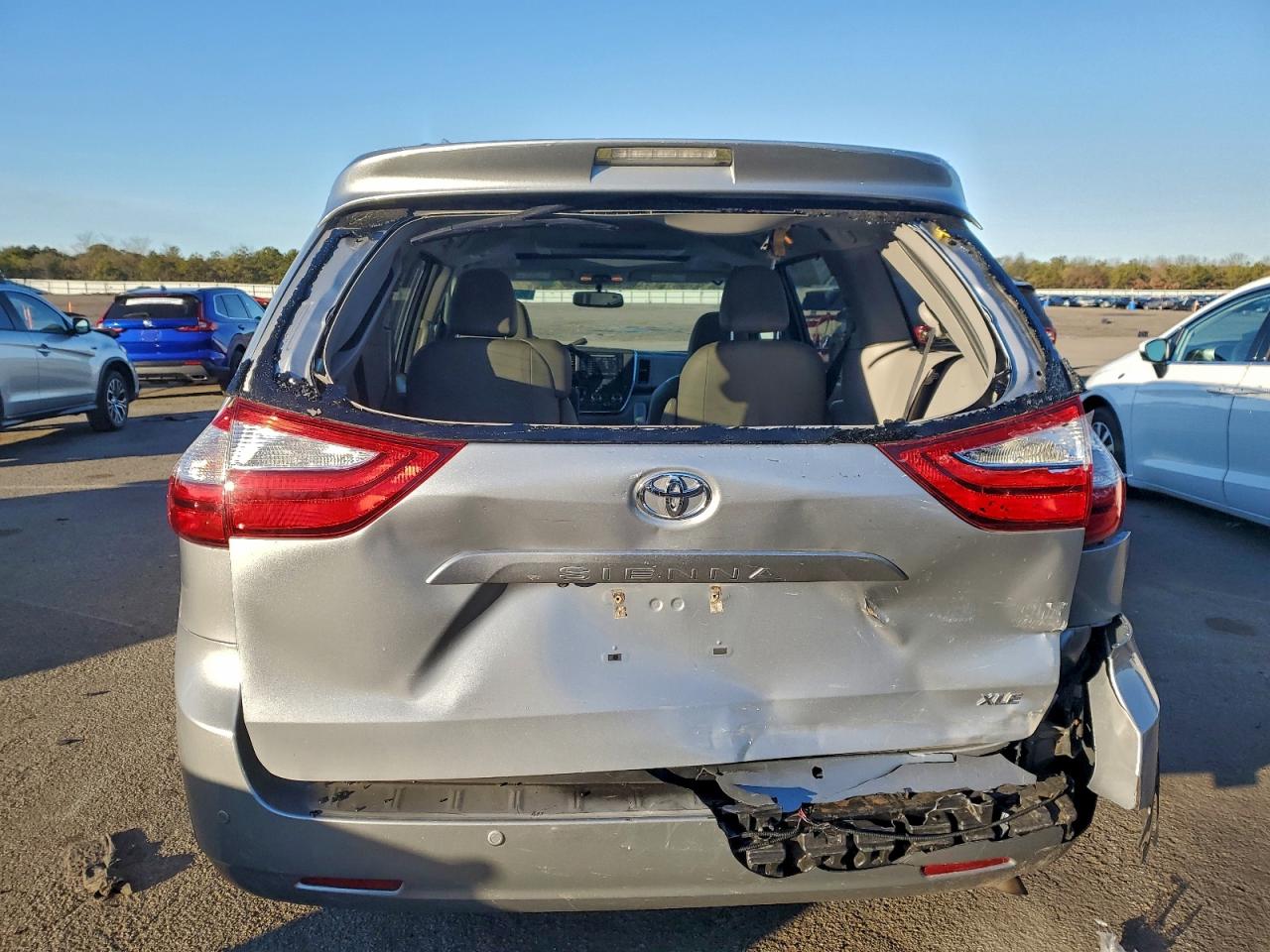 2016 TOYOTA SIENNA XLE photo 6