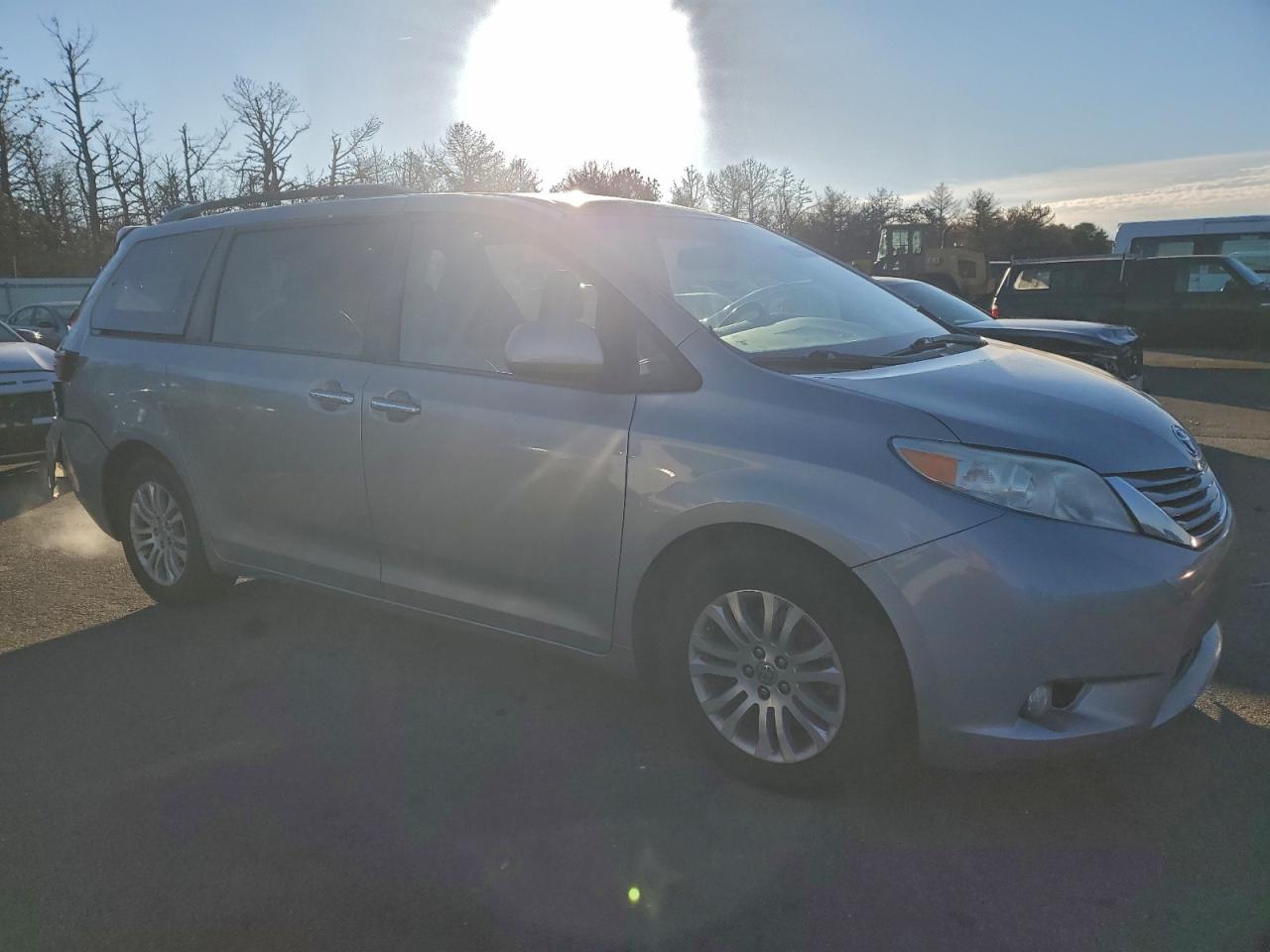 2016 TOYOTA SIENNA XLE photo 4