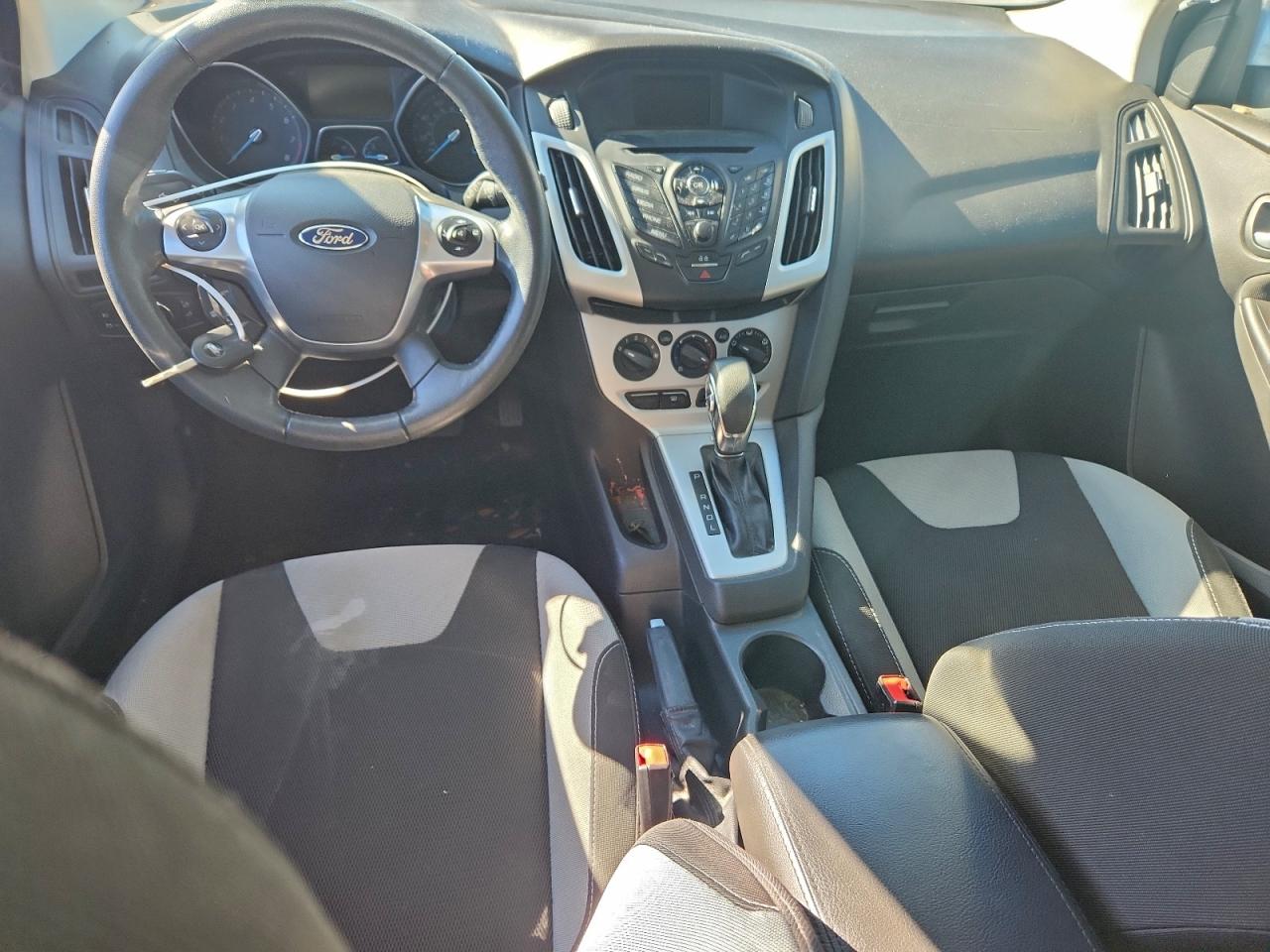 2014 FORD FOCUS SE photo 8