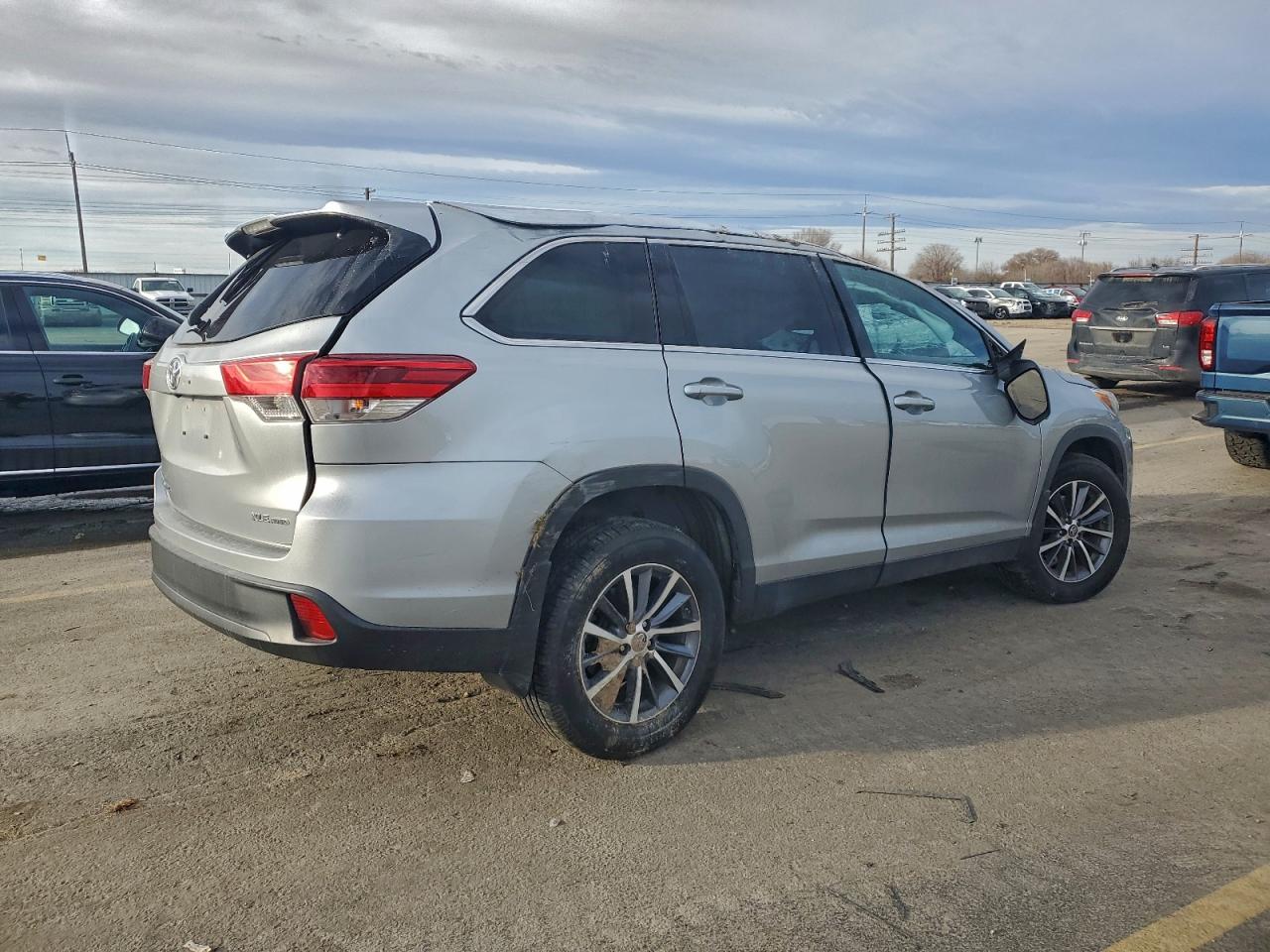 2019 TOYOTA HIGHLANDER SE photo 3
