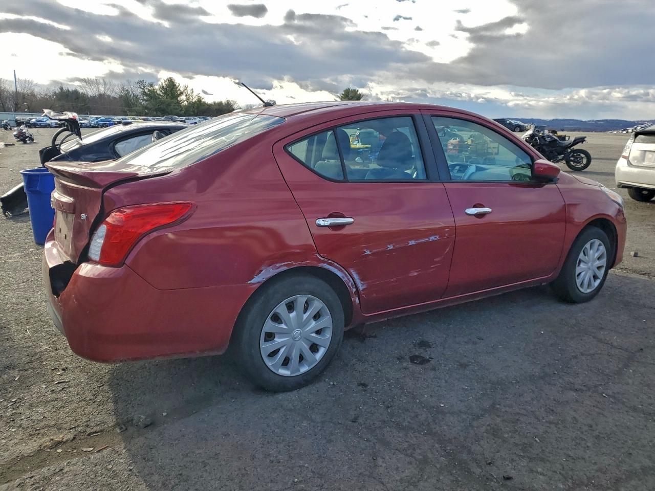 2018 NISSAN VERSA S photo 3