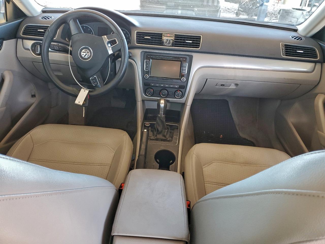 2015 VOLKSWAGEN PASSAT S photo 8