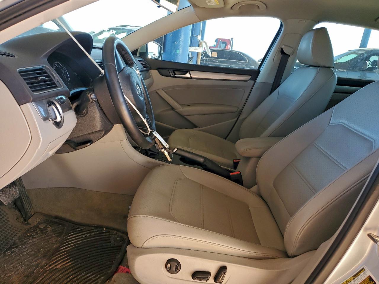 2015 VOLKSWAGEN PASSAT S photo 7