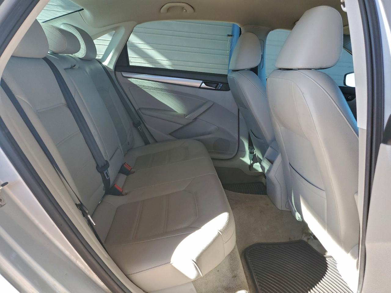 2015 VOLKSWAGEN PASSAT S photo 10