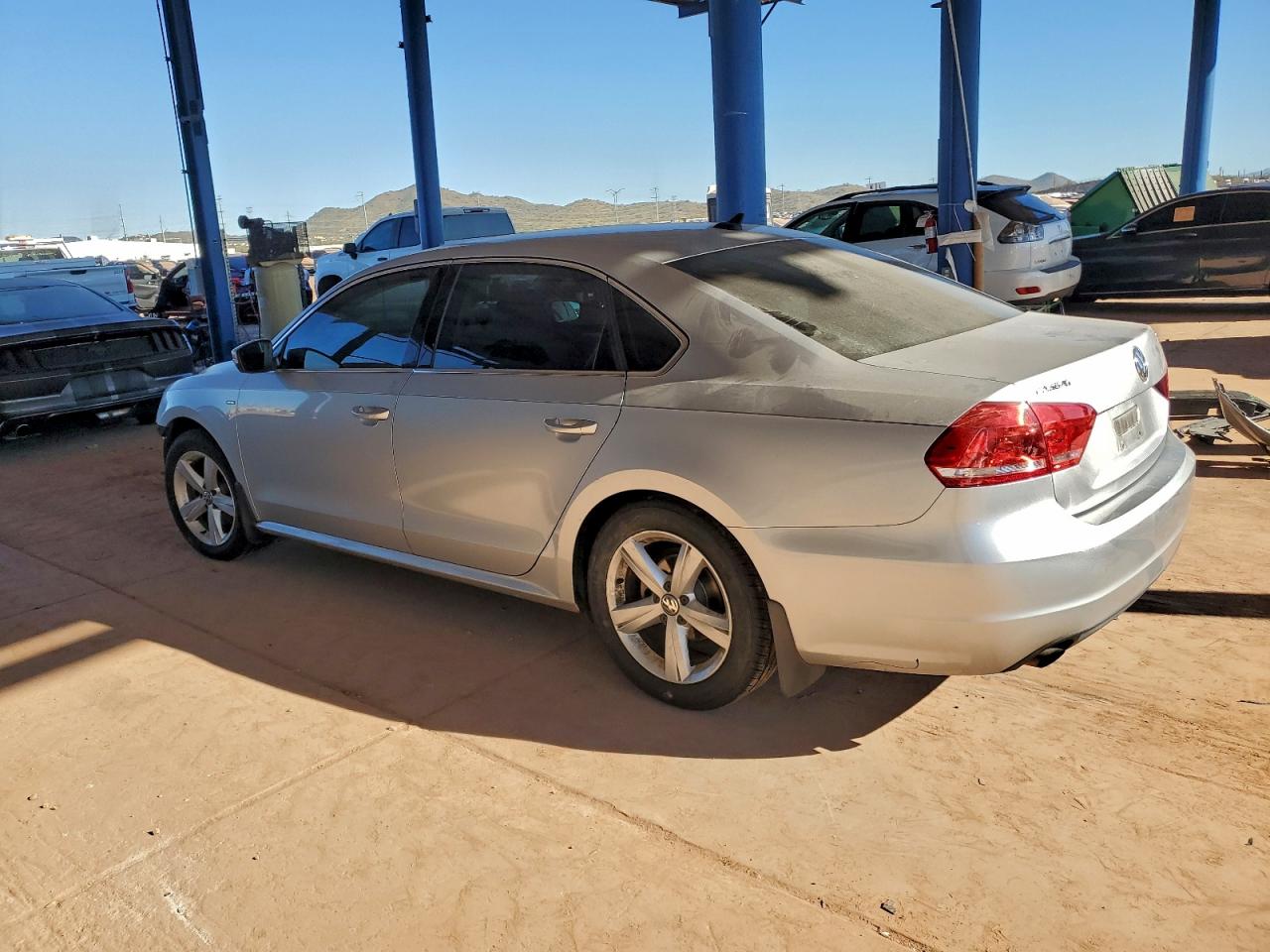2015 VOLKSWAGEN PASSAT S photo 2