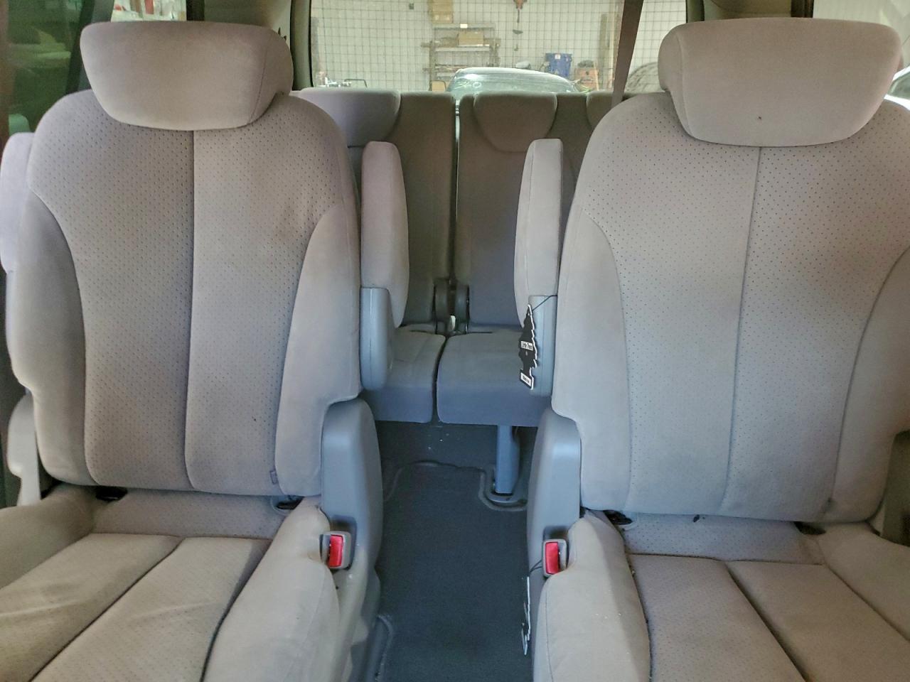 2008 HYUNDAI ENTOURAGE GLS photo 10