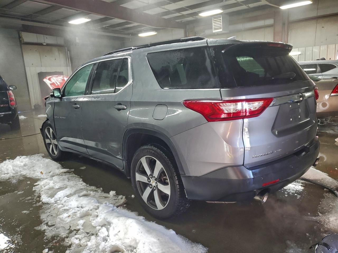 2019 CHEVROLET TRAVERSE LT photo 2