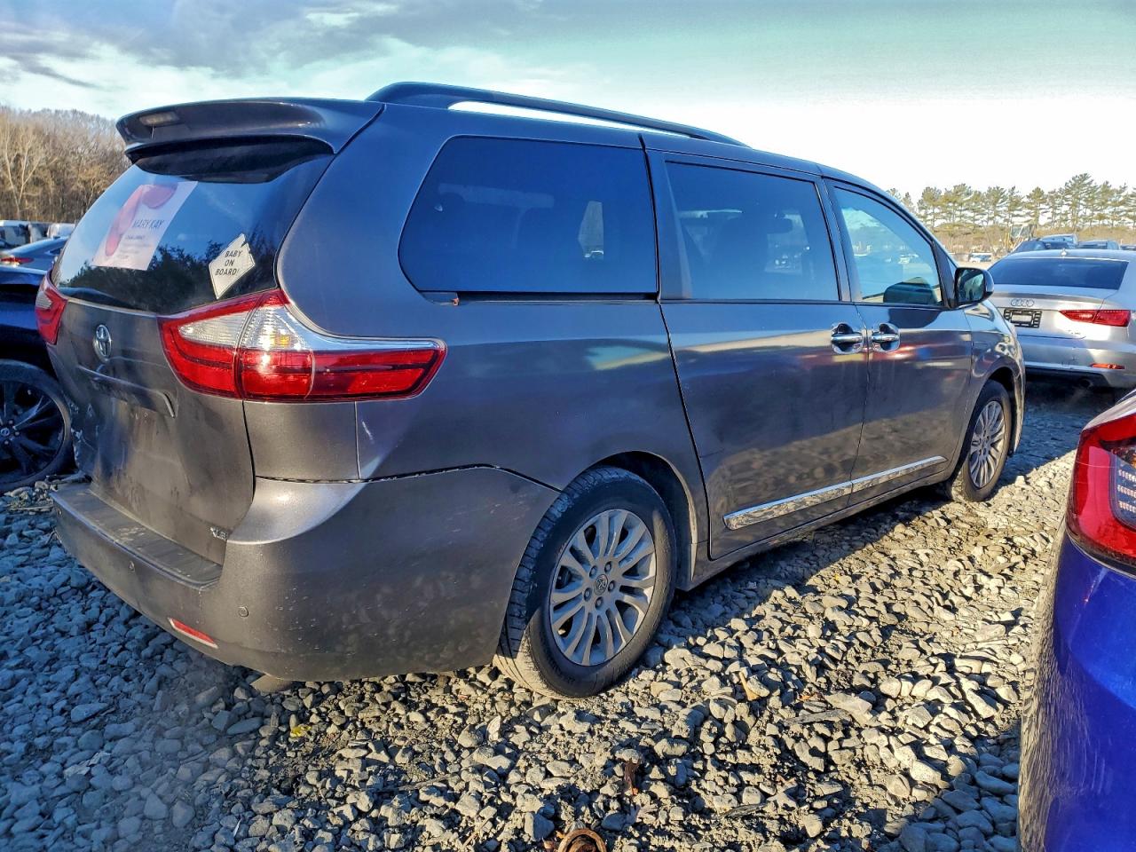 2016 TOYOTA SIENNA XLE photo 3