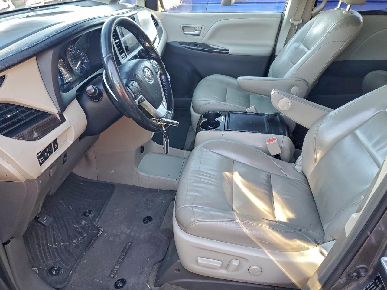 2016 TOYOTA SIENNA XLE photo 7