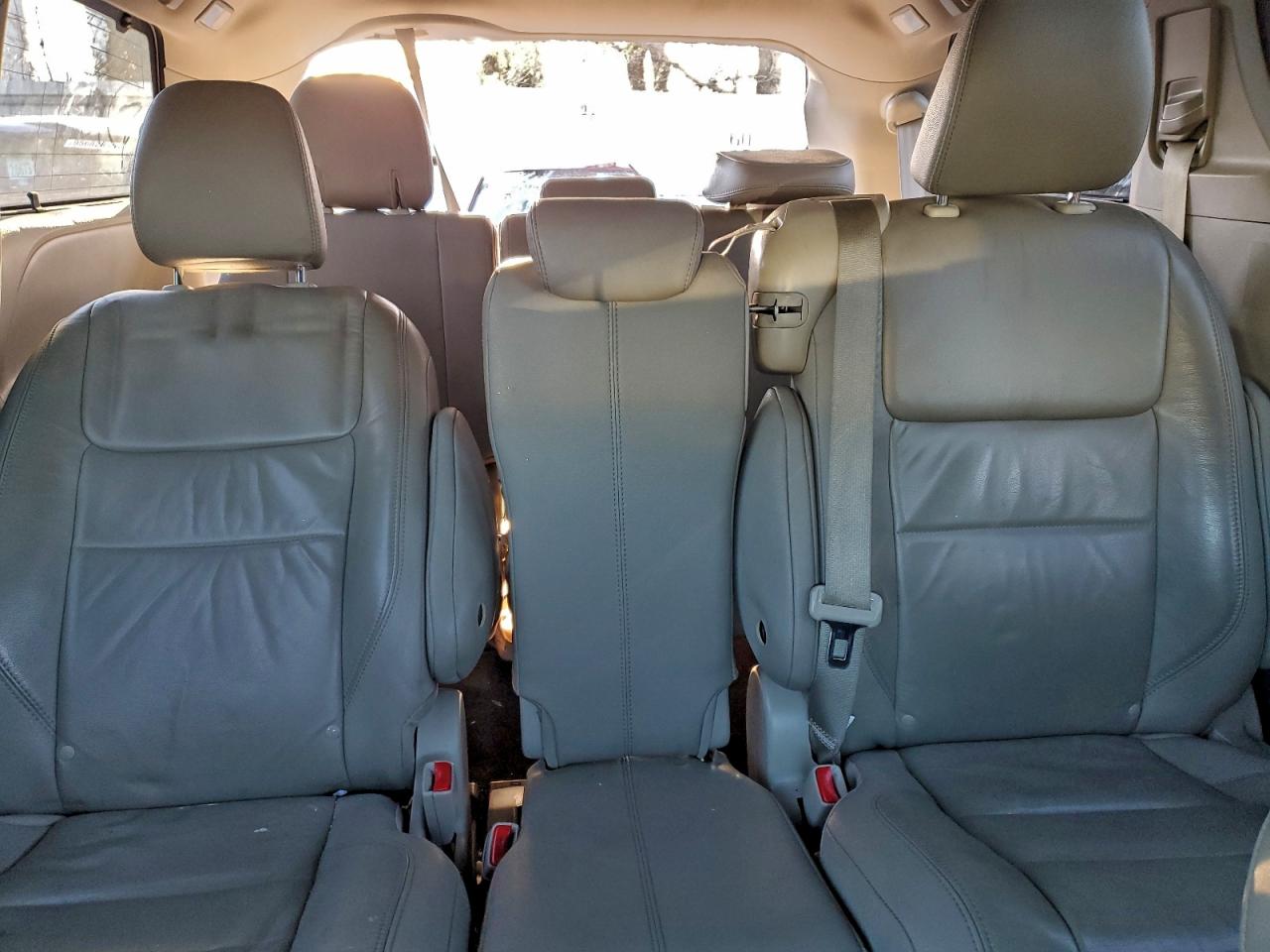 2016 TOYOTA SIENNA XLE photo 10