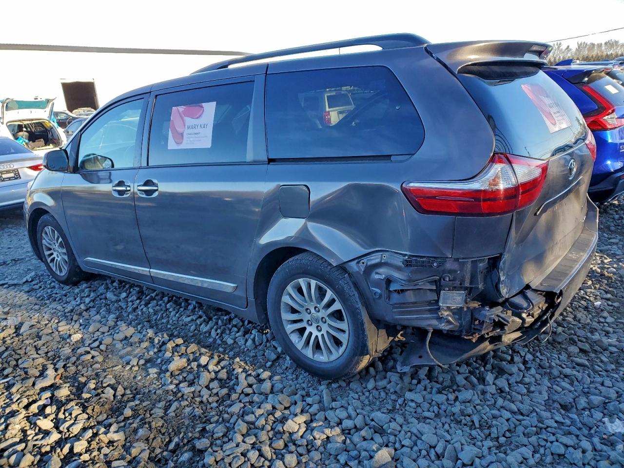 2016 TOYOTA SIENNA XLE photo 2