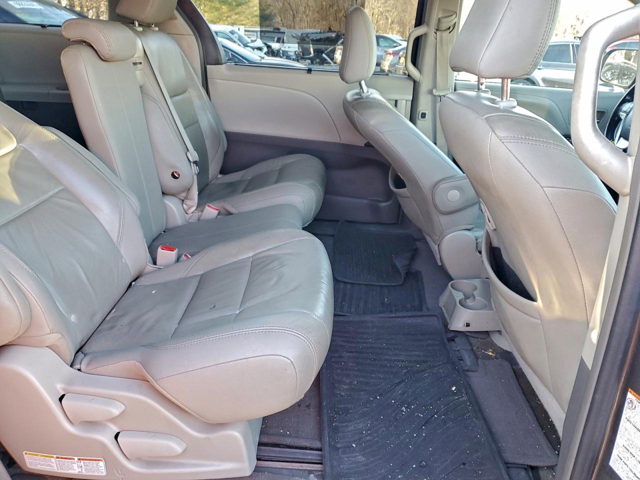 2016 TOYOTA SIENNA XLE photo 11