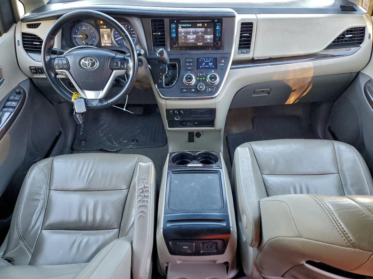 2016 TOYOTA SIENNA XLE photo 8