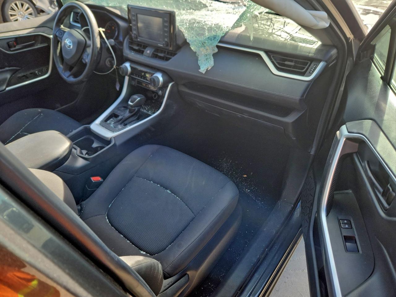 2021 TOYOTA RAV4 LE photo 8