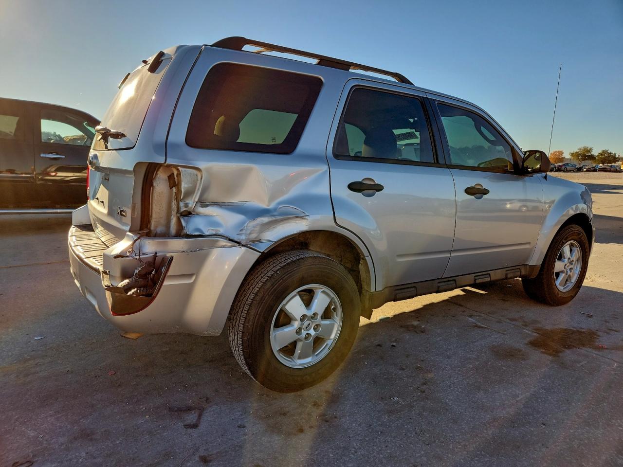 2010 FORD ESCAPE XLT photo 3