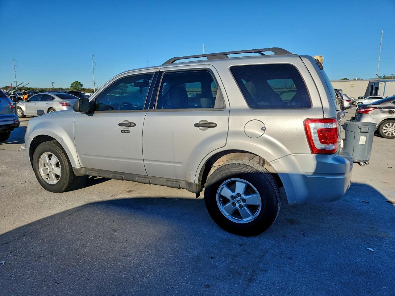 2010 FORD ESCAPE XLT photo 2