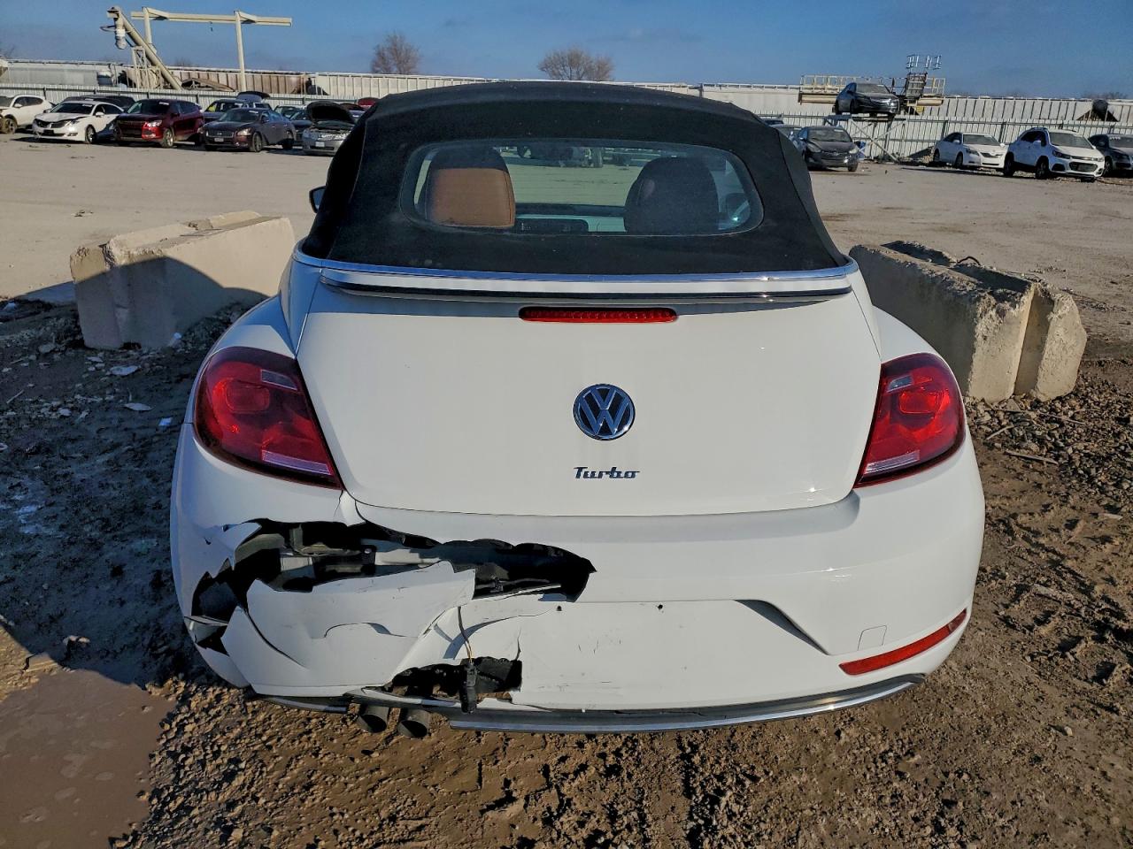 2017 VOLKSWAGEN BEETLE S/SE photo 6