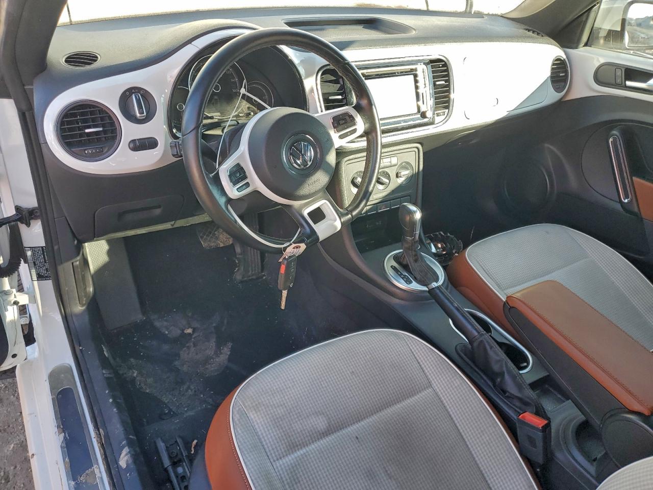 2017 VOLKSWAGEN BEETLE S/SE photo 8