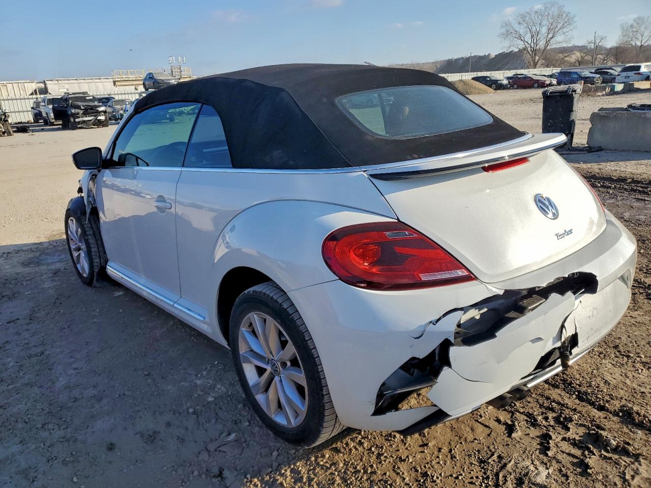2017 VOLKSWAGEN BEETLE S/SE photo 2