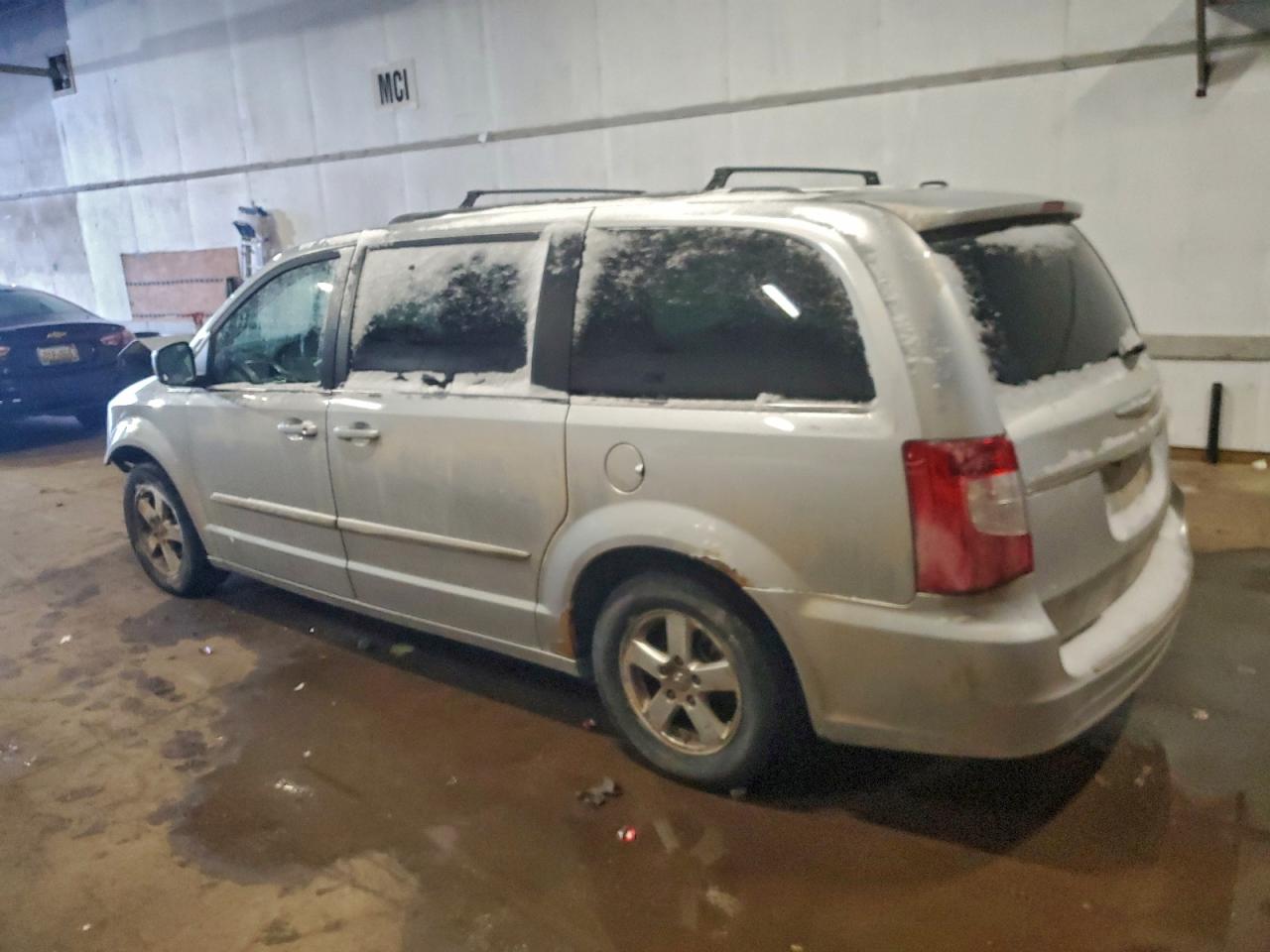 2011 CHRYSLER TOWN & COUNTRY TOURING photo 2
