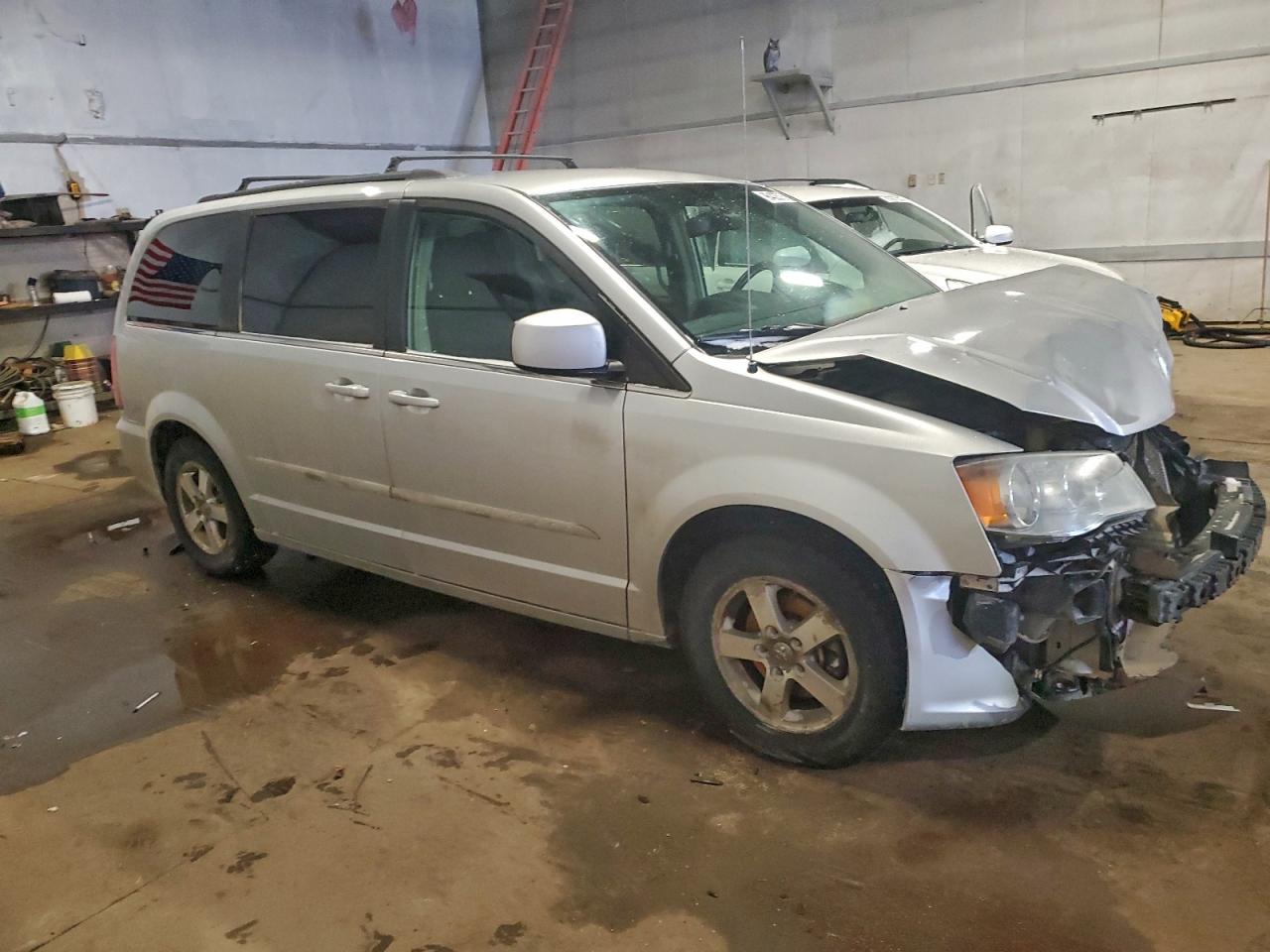 2011 CHRYSLER TOWN & COUNTRY TOURING photo 4