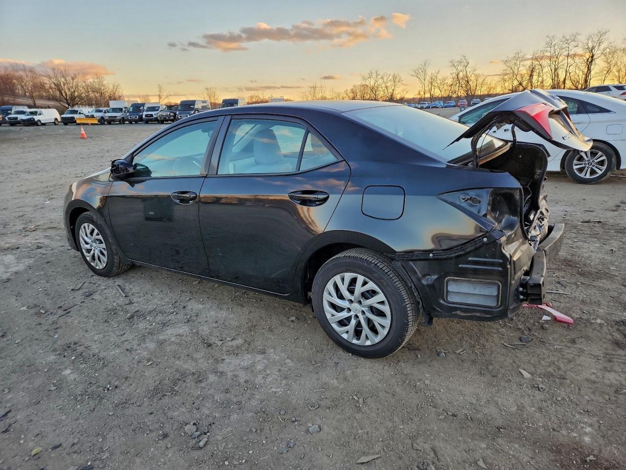 2018 TOYOTA COROLLA L photo 2