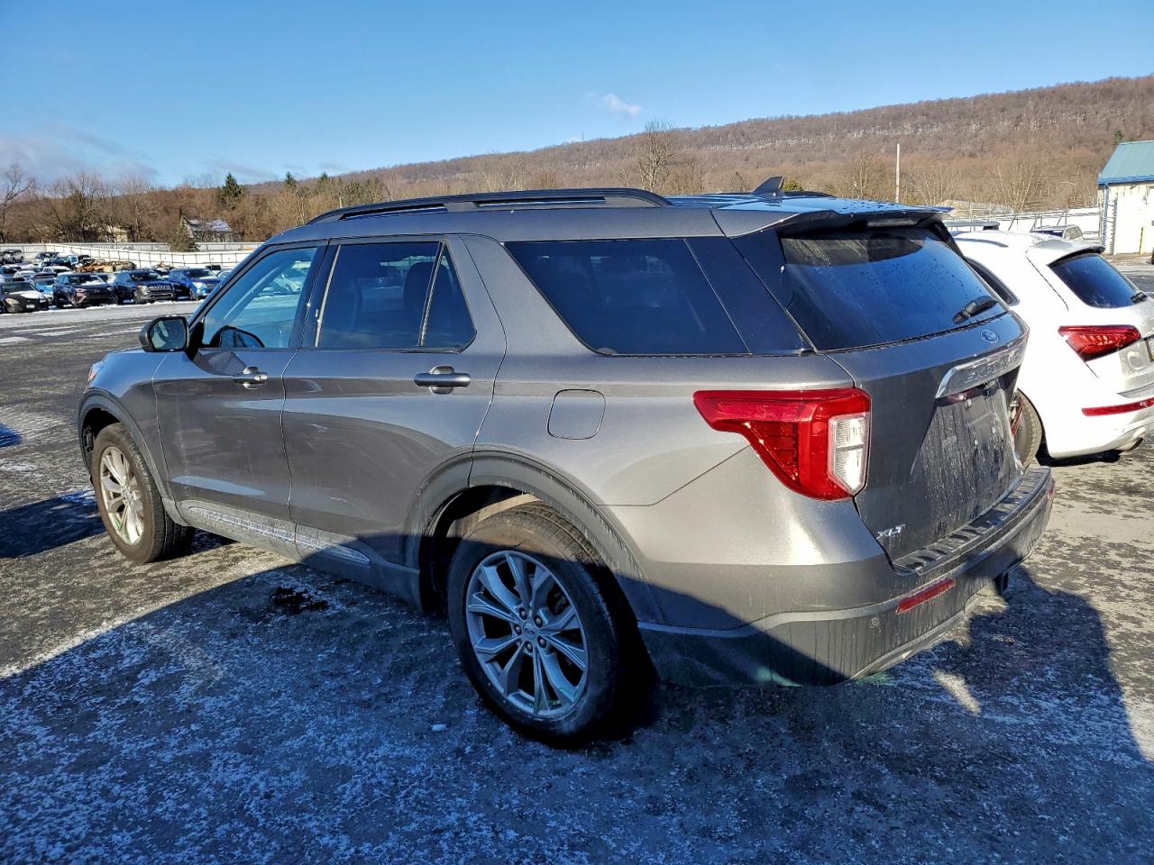 2023 FORD EXPLORER XLT photo 2
